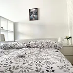 Large 2 Bedroom Apartment Close To Center