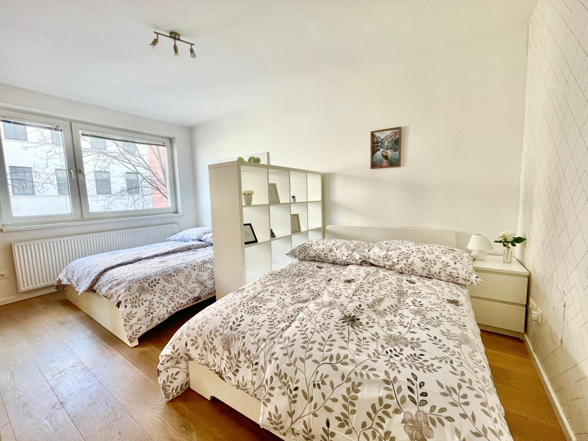 Large 2 Bedroom Close To Center Apartment *