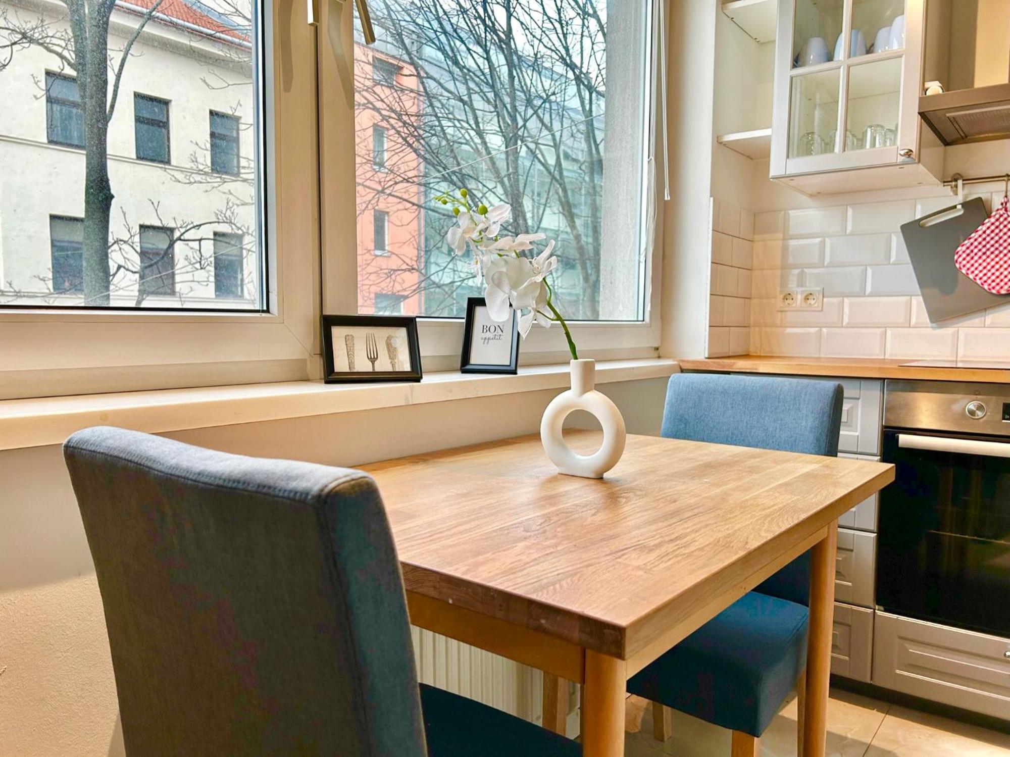 Large 2 Bedroom Close To Center Apartment Wien