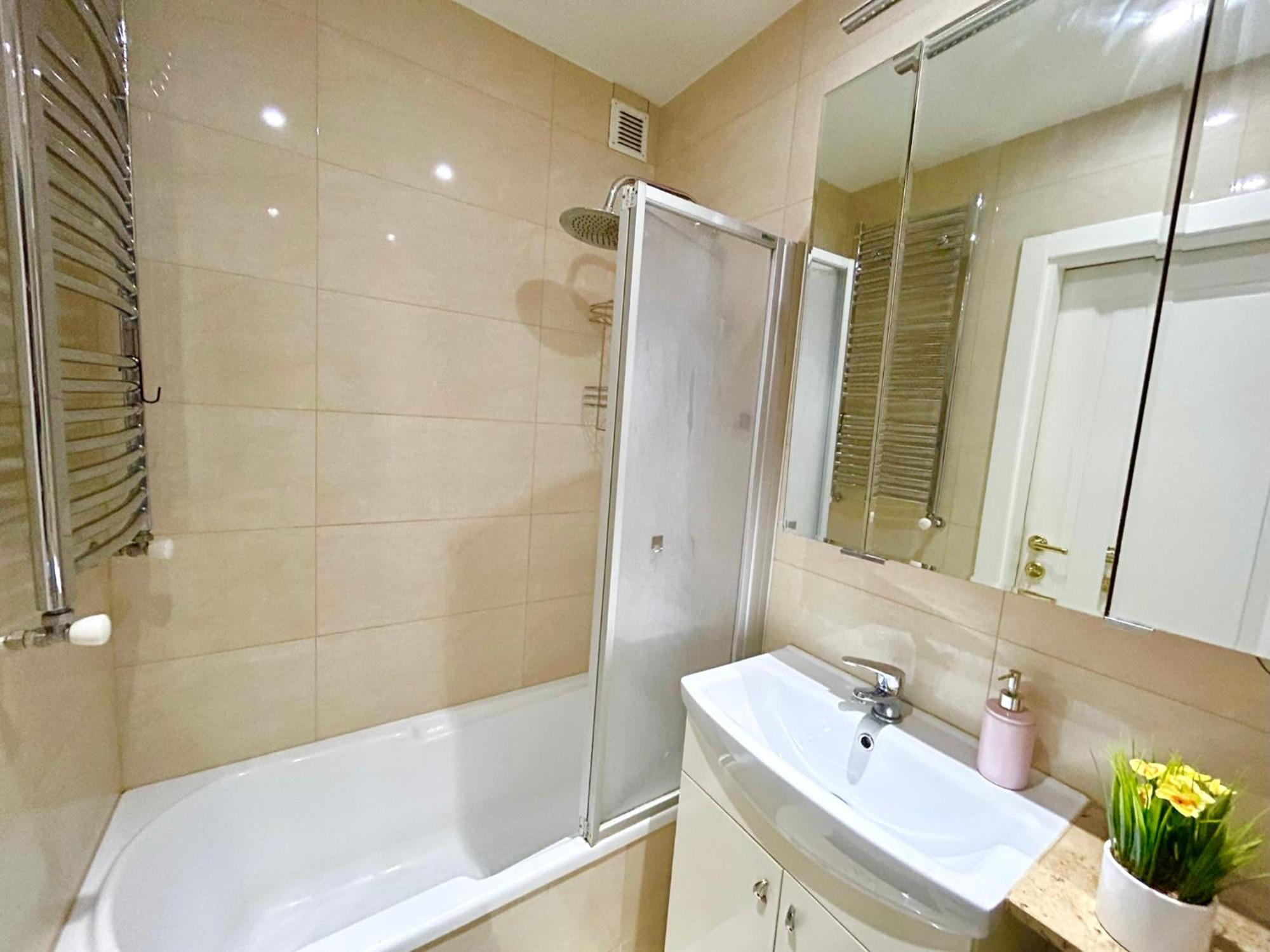 Large 2 Bedroom Close To Center *